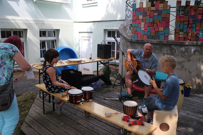 Zum Sommerfest konnte man sich am Familienzentrum gleich &uuml;ber zwei gro&szlig;z&uuml;gige Spenden freuen