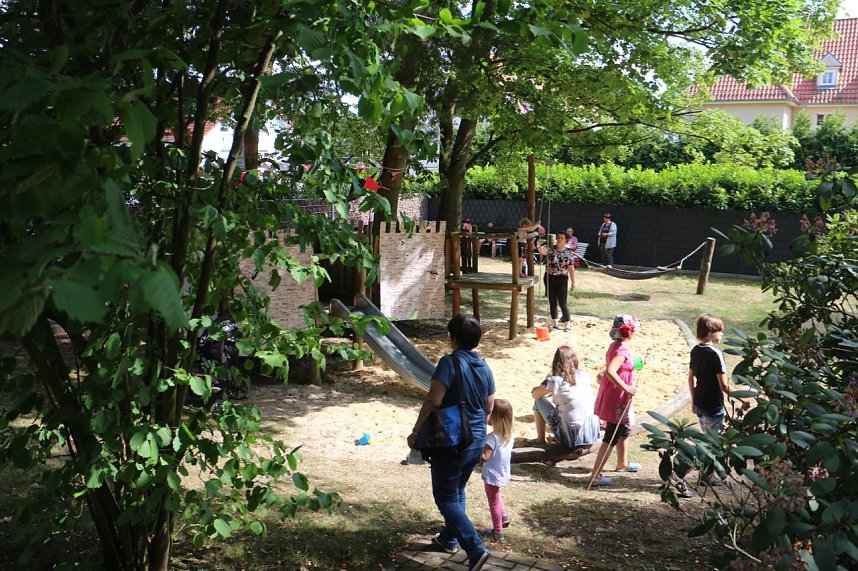 Zum Sommerfest konnte man sich am Familienzentrum gleich &uuml;ber zwei gro&szlig;z&uuml;gige Spenden freuen