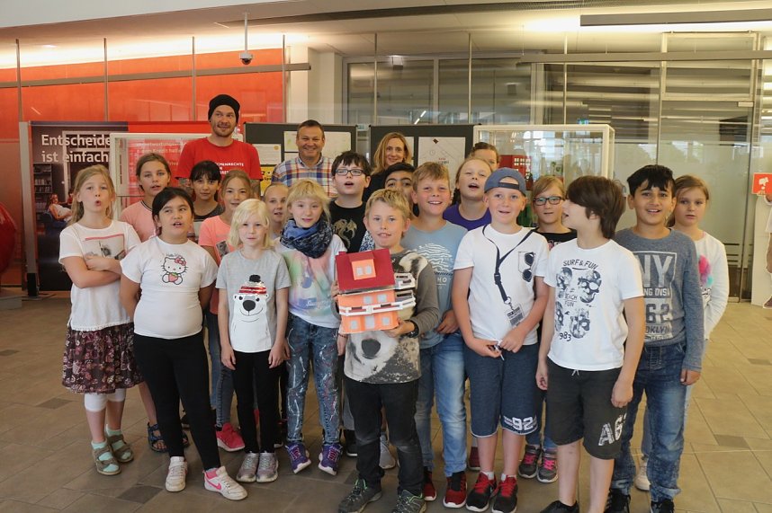 Traumh&auml;user gebaut - die Klasse 3a stellt ihre Kunstwerke jetzt in der Kreissparkasse aus