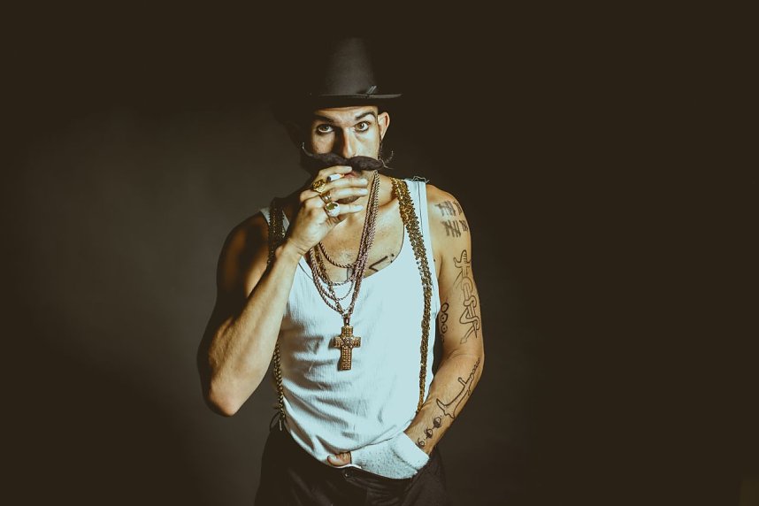 Nach der Saison ist vor der Saison - am Alten Tor wird das blaue Zappelini-Zelt f&uuml;r die Spielpause vorbereitet