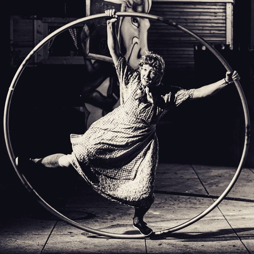 Nach der Saison ist vor der Saison - am Alten Tor wird das blaue Zappelini-Zelt f&uuml;r die Spielpause vorbereitet