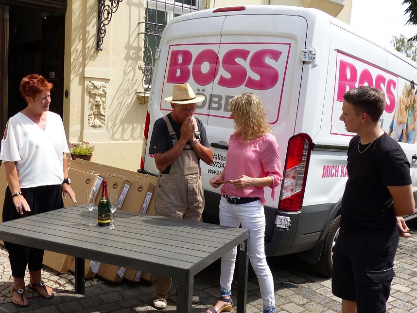 Neue Tische f&uuml;r das Kunsthaus