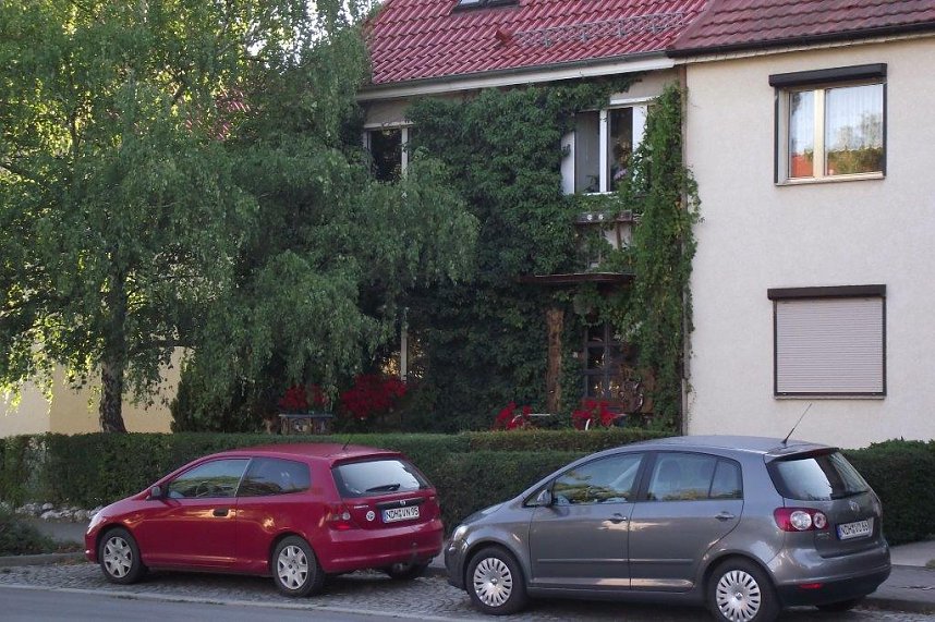 H&uuml;bscher Anblick: Gr&uuml;ne Fassade an einem Geb&auml;ude in der Bochumer Stra&szlig;e.