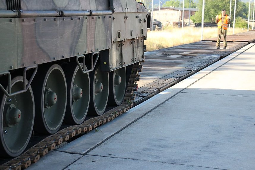 Panzer in Richtung Litauen verladen