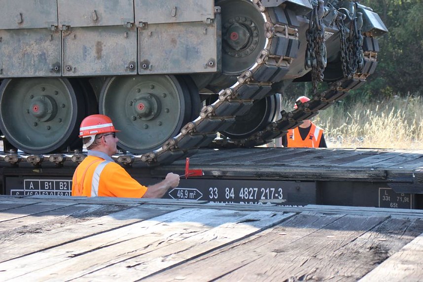 Panzer in Richtung Litauen verladen