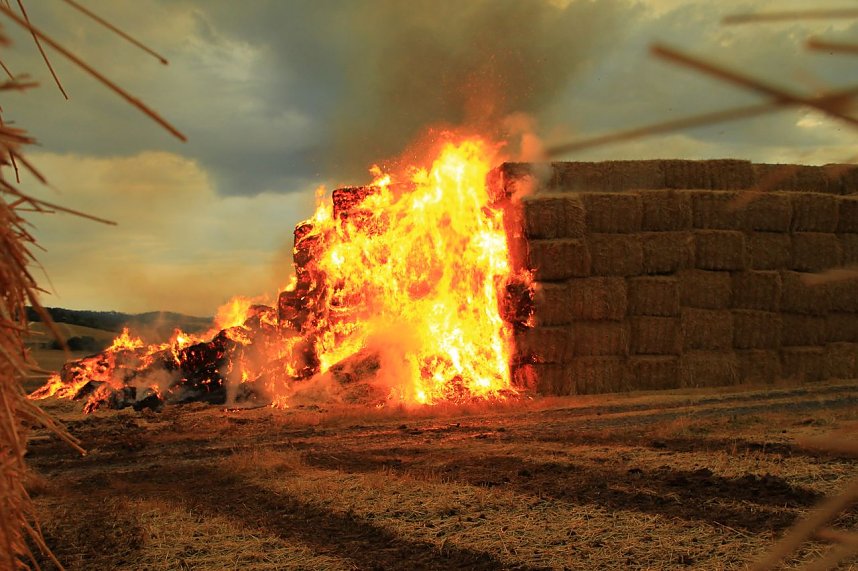Fast 500 Strohballen brennen bei Auleben