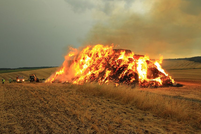 Fast 500 Strohballen brennen bei Auleben
