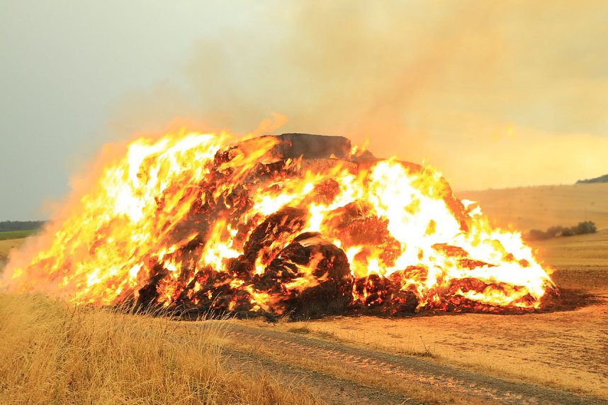 Fast 500 Strohballen brennen bei Auleben