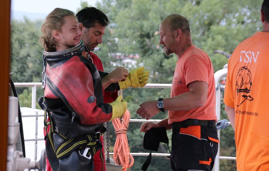 Taucher arbeiten in den Fault&uuml;rmen