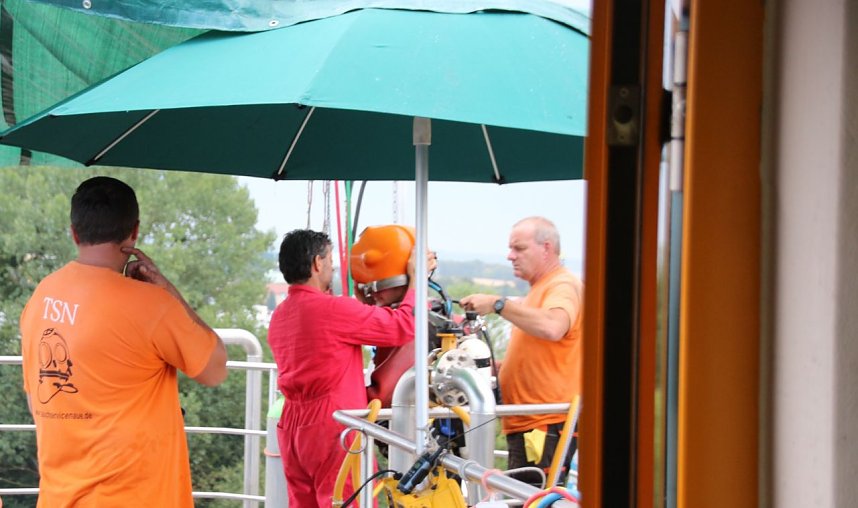 Taucher arbeiten in den Fault&uuml;rmen