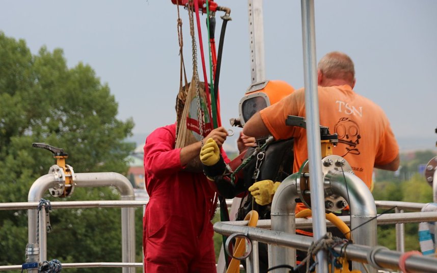 Taucher arbeiten in den Fault&uuml;rmen