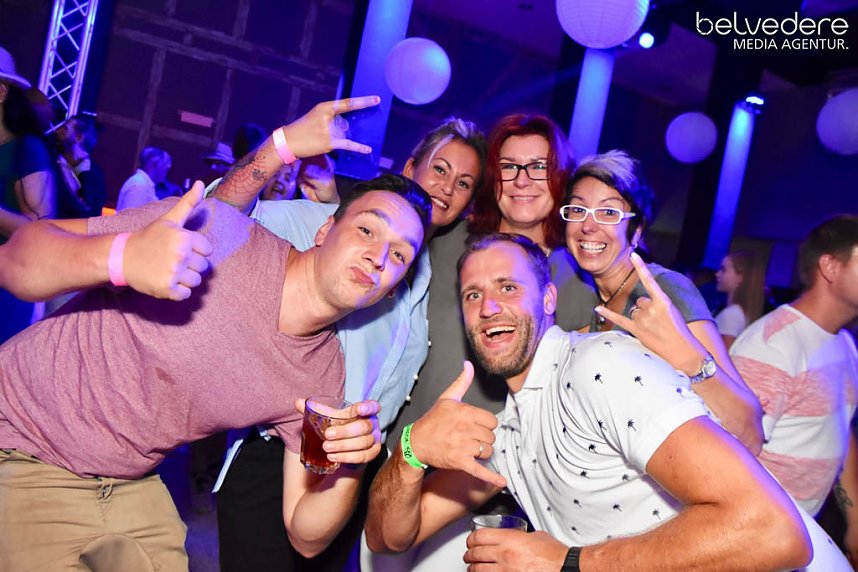 In den Sonntag hinein wurde in Nordhausen nicht nur auf den Pl&auml;tzen und Stra&szlig;e in der Innenstadt gefeiert, nach dem Ende Altstadtfest-Samstags ging es im Jugendclubhaus weiter... 