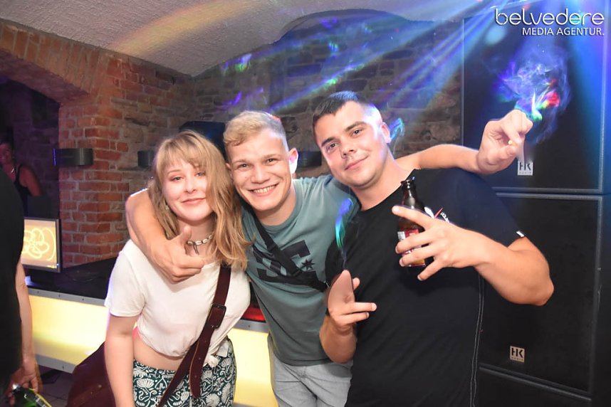 In den Sonntag hinein wurde in Nordhausen nicht nur auf den Pl&auml;tzen und Stra&szlig;e in der Innenstadt gefeiert, nach dem Ende Altstadtfest-Samstags ging es im Jugendclubhaus weiter... 