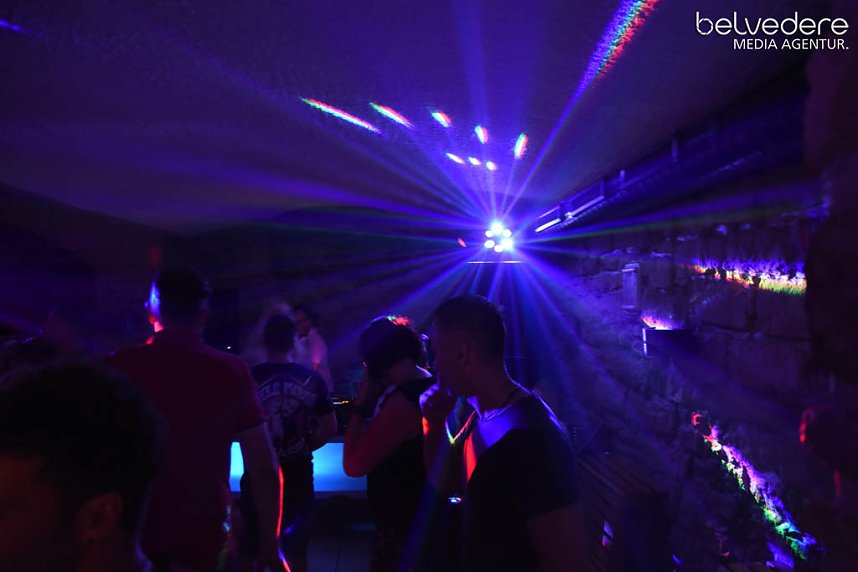 In den Sonntag hinein wurde in Nordhausen nicht nur auf den Pl&auml;tzen und Stra&szlig;e in der Innenstadt gefeiert, nach dem Ende Altstadtfest-Samstags ging es im Jugendclubhaus weiter... 