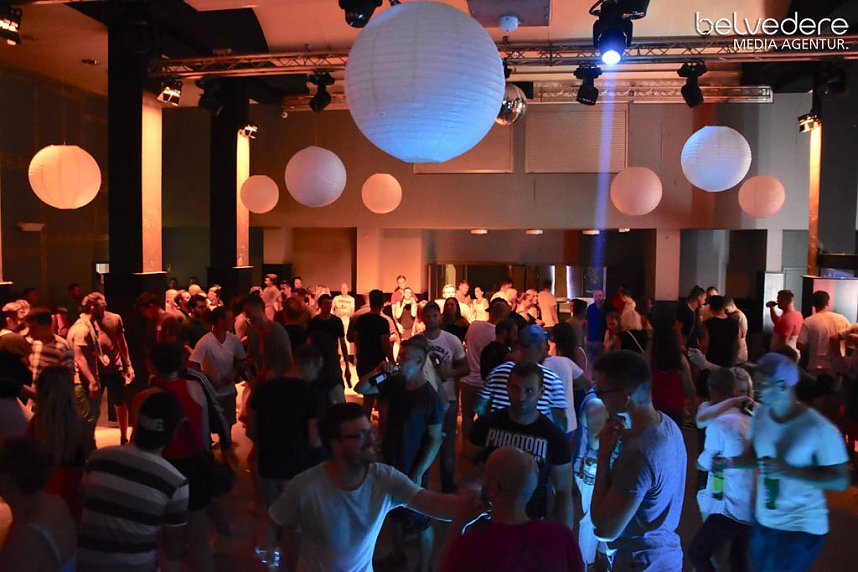 In den Sonntag hinein wurde in Nordhausen nicht nur auf den Pl&auml;tzen und Stra&szlig;e in der Innenstadt gefeiert, nach dem Ende Altstadtfest-Samstags ging es im Jugendclubhaus weiter... 