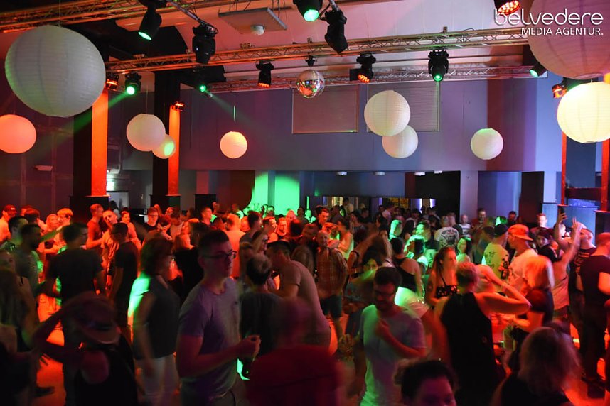 In den Sonntag hinein wurde in Nordhausen nicht nur auf den Pl&auml;tzen und Stra&szlig;e in der Innenstadt gefeiert, nach dem Ende Altstadtfest-Samstags ging es im Jugendclubhaus weiter... 