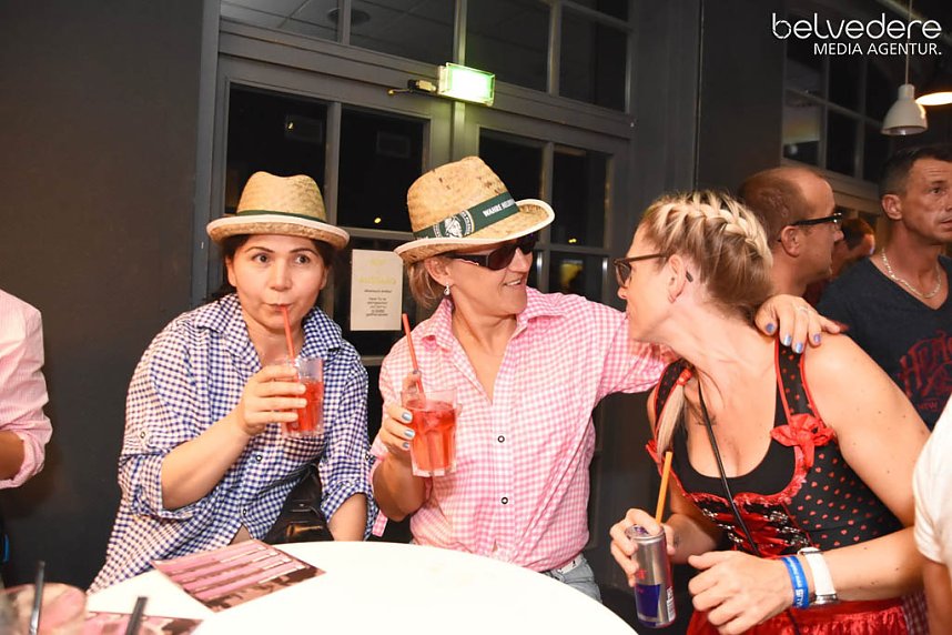 In den Sonntag hinein wurde in Nordhausen nicht nur auf den Pl&auml;tzen und Stra&szlig;e in der Innenstadt gefeiert, nach dem Ende Altstadtfest-Samstags ging es im Jugendclubhaus weiter... 