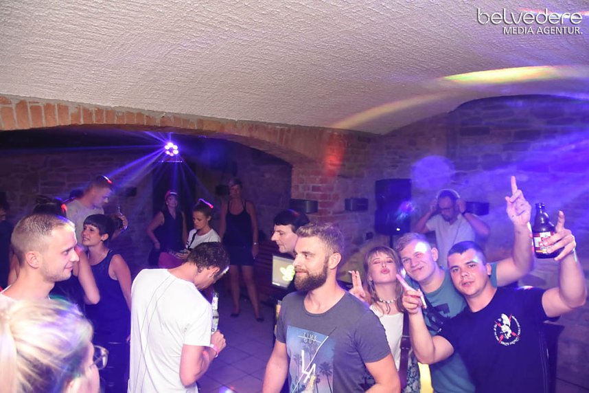 In den Sonntag hinein wurde in Nordhausen nicht nur auf den Pl&auml;tzen und Stra&szlig;e in der Innenstadt gefeiert, nach dem Ende Altstadtfest-Samstags ging es im Jugendclubhaus weiter... 