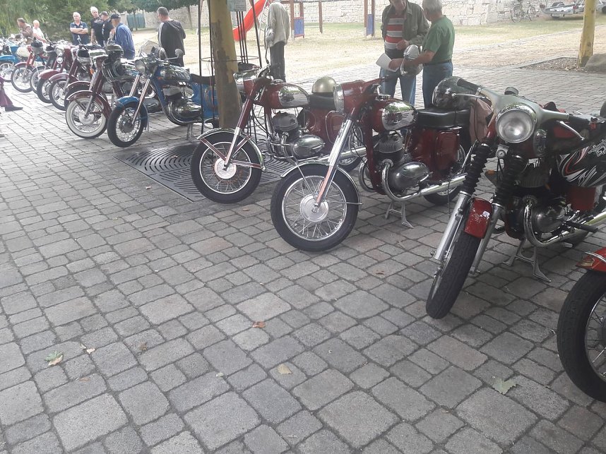 Trotz der wochenlangen Hitze kamen zum diesj&auml;hrigen Treffen &uuml;ber 100 Besitzer eines Mopeds, Motorrollers, Motorrades oder Dreirades der tschechischen Marken Jawa oder CZ auf das Gel&auml;nde der Festscheune in R&ouml;blingen am See (Sachsen-Anhalt)