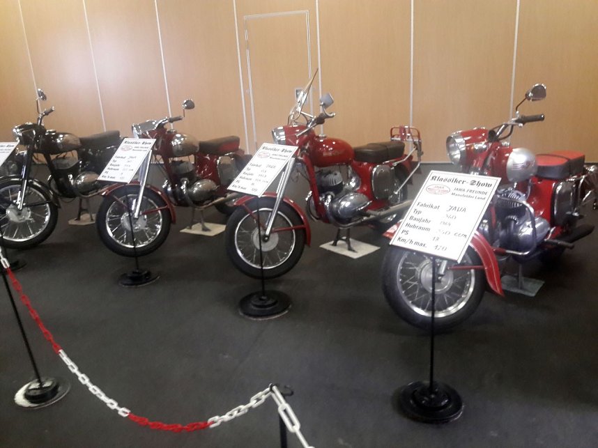Trotz der wochenlangen Hitze kamen zum diesj&auml;hrigen Treffen &uuml;ber 100 Besitzer eines Mopeds, Motorrollers, Motorrades oder Dreirades der tschechischen Marken Jawa oder CZ auf das Gel&auml;nde der Festscheune in R&ouml;blingen am See (Sachsen-Anhalt)