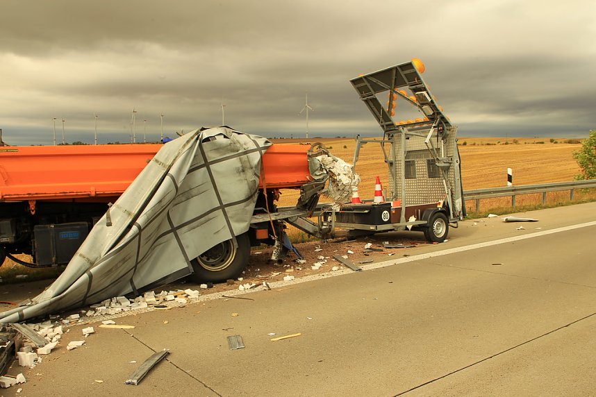 An zwei Baustellenfahrzeugen entlanggeschrammt
