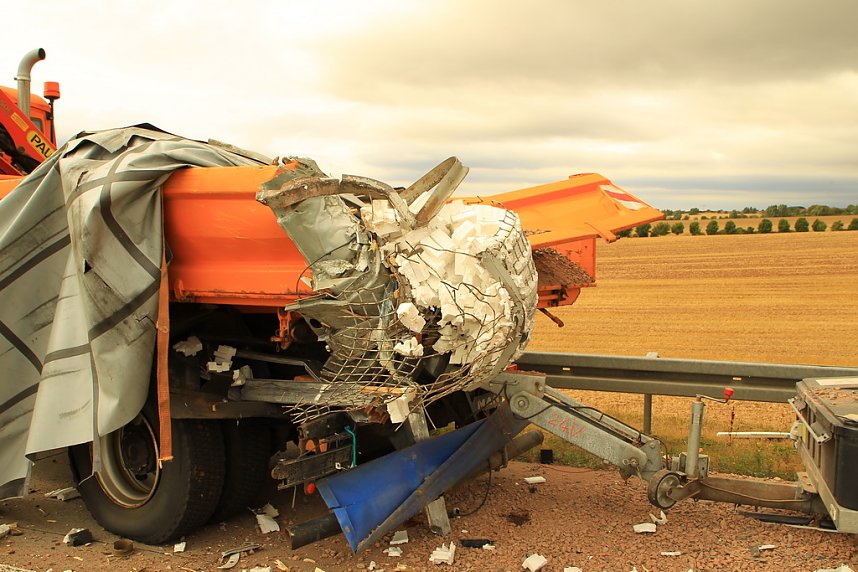 An zwei Baustellenfahrzeugen entlanggeschrammt