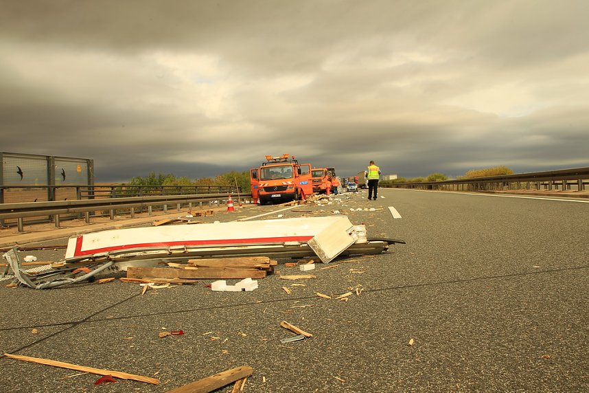 An zwei Baustellenfahrzeugen entlanggeschrammt