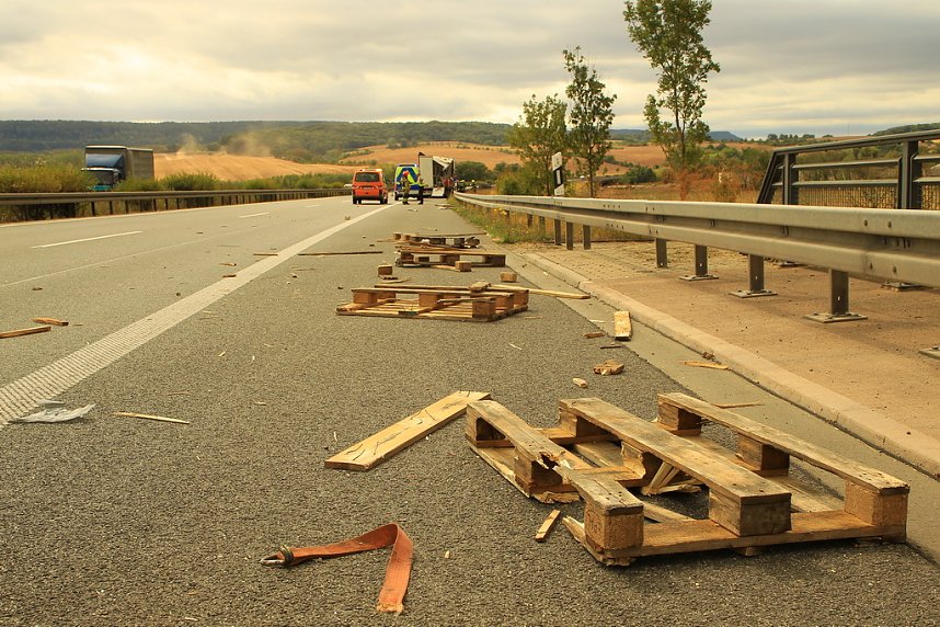 An zwei Baustellenfahrzeugen entlanggeschrammt