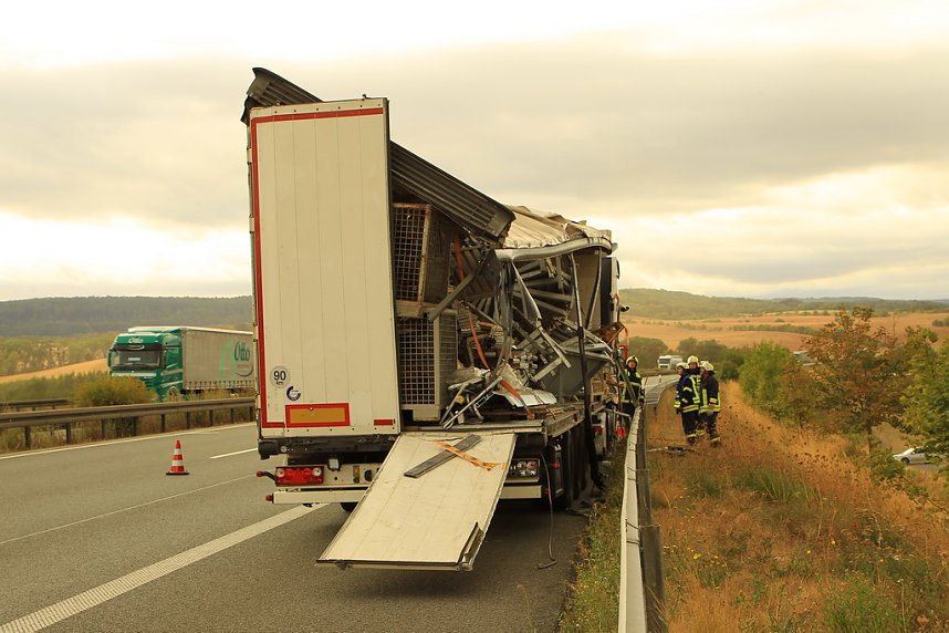 An zwei Baustellenfahrzeugen entlanggeschrammt