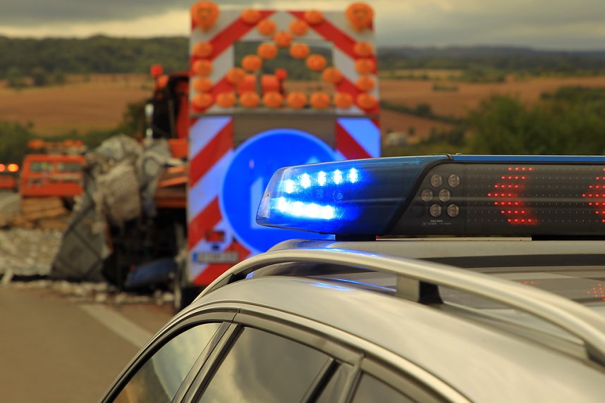 An zwei Baustellenfahrzeugen entlanggeschrammt