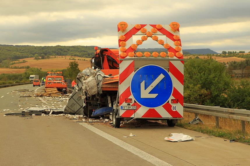 An zwei Baustellenfahrzeugen entlanggeschrammt