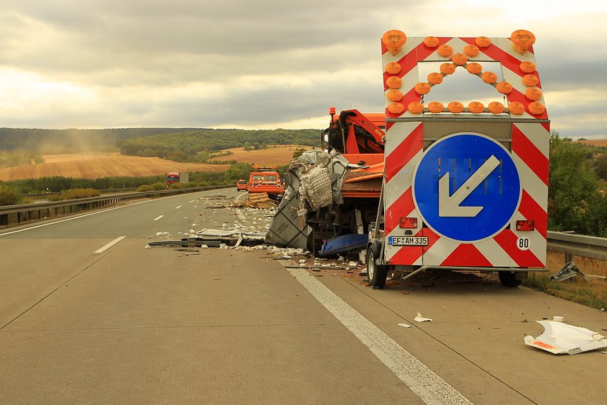 An zwei Baustellenfahrzeugen entlanggeschrammt
