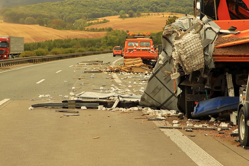 An zwei Baustellenfahrzeugen entlanggeschrammt