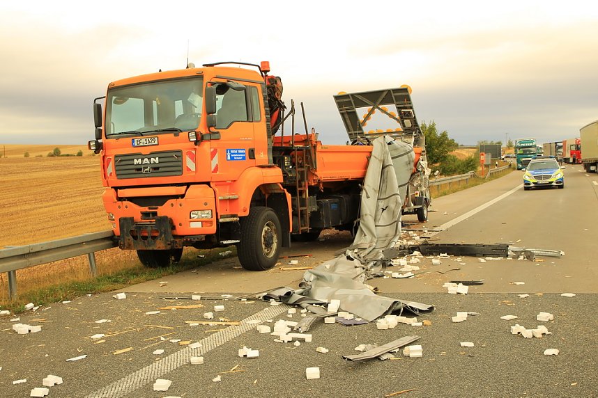 An zwei Baustellenfahrzeugen entlanggeschrammt