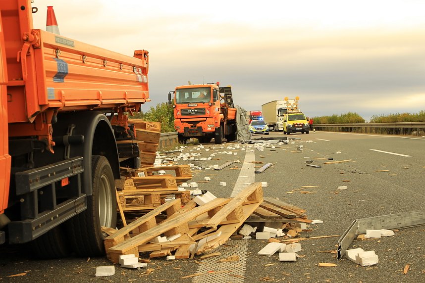 An zwei Baustellenfahrzeugen entlanggeschrammt