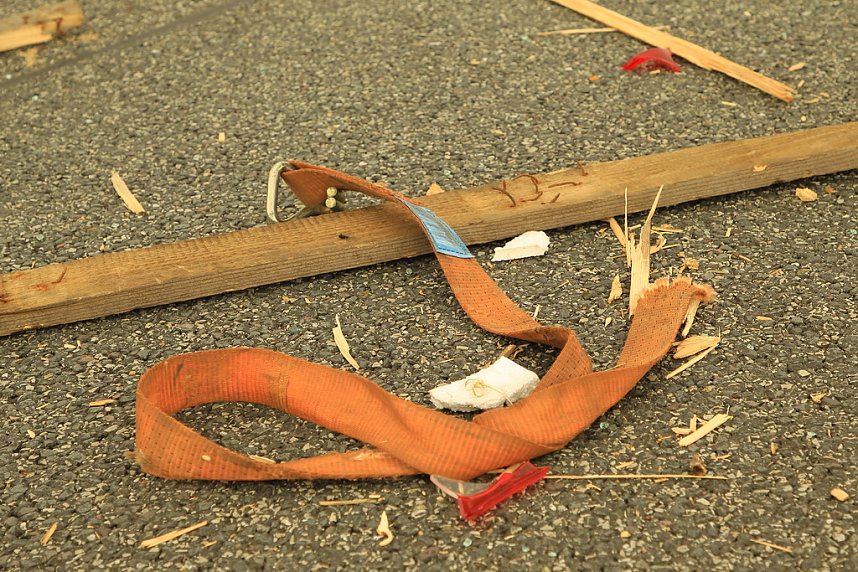 An zwei Baustellenfahrzeugen entlanggeschrammt