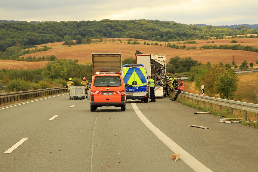 An zwei Baustellenfahrzeugen entlanggeschrammt