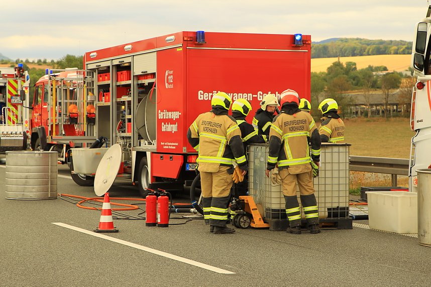 An zwei Baustellenfahrzeugen entlanggeschrammt
