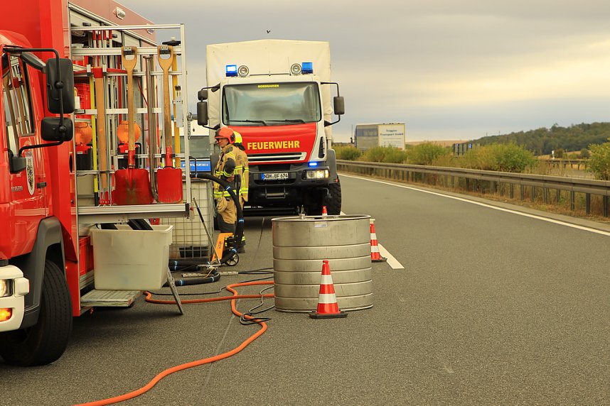An zwei Baustellenfahrzeugen entlanggeschrammt