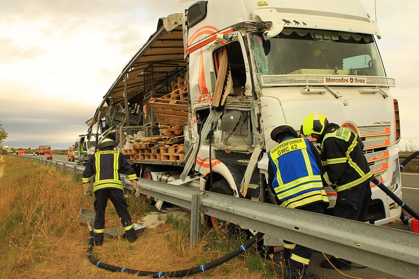 An zwei Baustellenfahrzeugen entlanggeschrammt