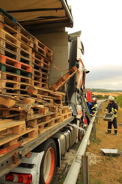 An zwei Baustellenfahrzeugen entlanggeschrammt