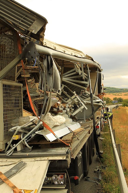 An zwei Baustellenfahrzeugen entlanggeschrammt
