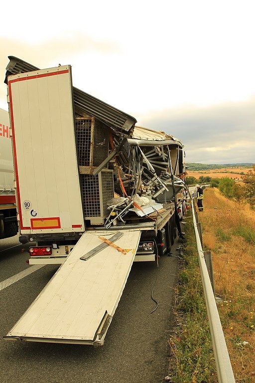 An zwei Baustellenfahrzeugen entlanggeschrammt