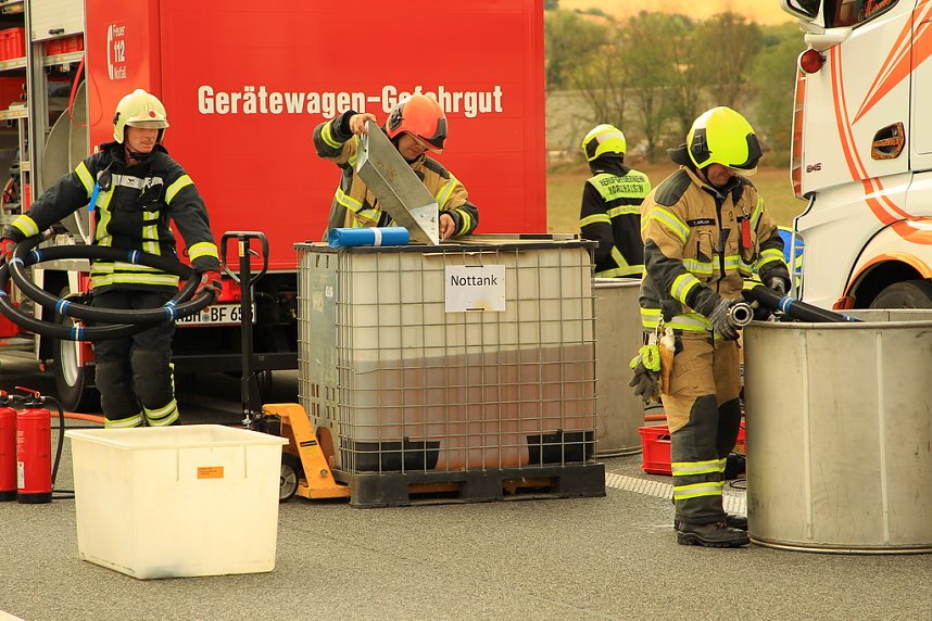 An zwei Baustellenfahrzeugen entlanggeschrammt