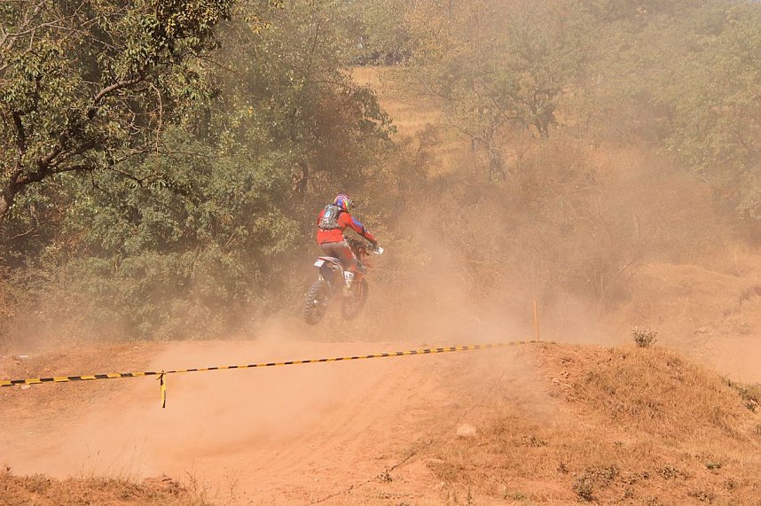 Fliegende Maschinen am Weinberg