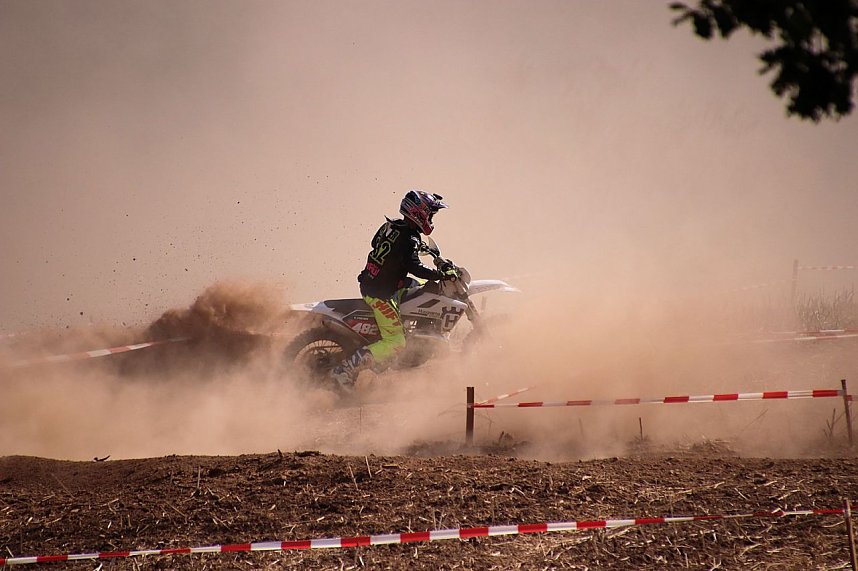 Fliegende Maschinen am Weinberg