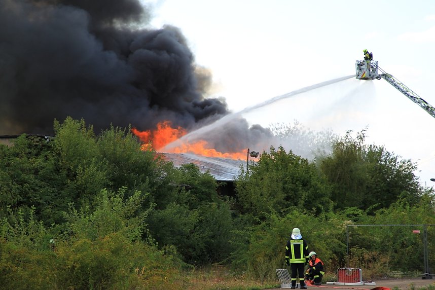 Gro&szlig;brand auf Bahnhofsgel&auml;nde