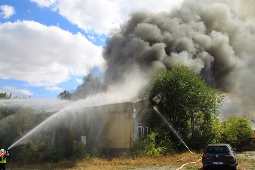 Gro&szlig;brand auf Bahnhofsgel&auml;nde