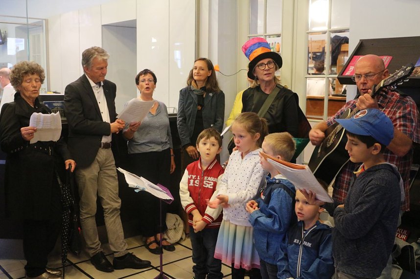 21. Treppenk&auml;fertaufe vor dem Theater