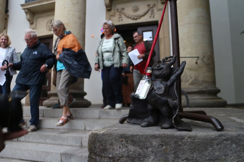 21. Treppenk&auml;fertaufe vor dem Theater